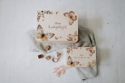 Erinnerungskiste aus Holz mit Schmetterlingen und Blüten, groß mit Schriftzug Kindergartenzeit, klein mit Geburtsdaten