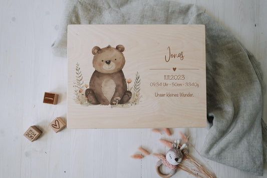 Erinnerungskiste Bär aus Holz personalisiert | Geschenkidee zur Taufe, Geburt, Start in den Kindergarten und vieles mehr by Woodlandkid - Erinnerungskisten - Boxes & Bins