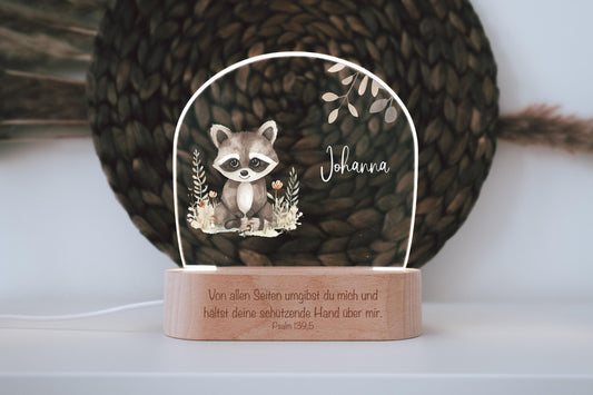 Nachtlicht "Waschbär" personalisiert aus Acryl, Holzfuß Gravur, Babygeschenk Geburt, Kinderzimmer, Persönliches Geschenk zur Taufe by Woodlandkid - Nachtlichter - Night Lights