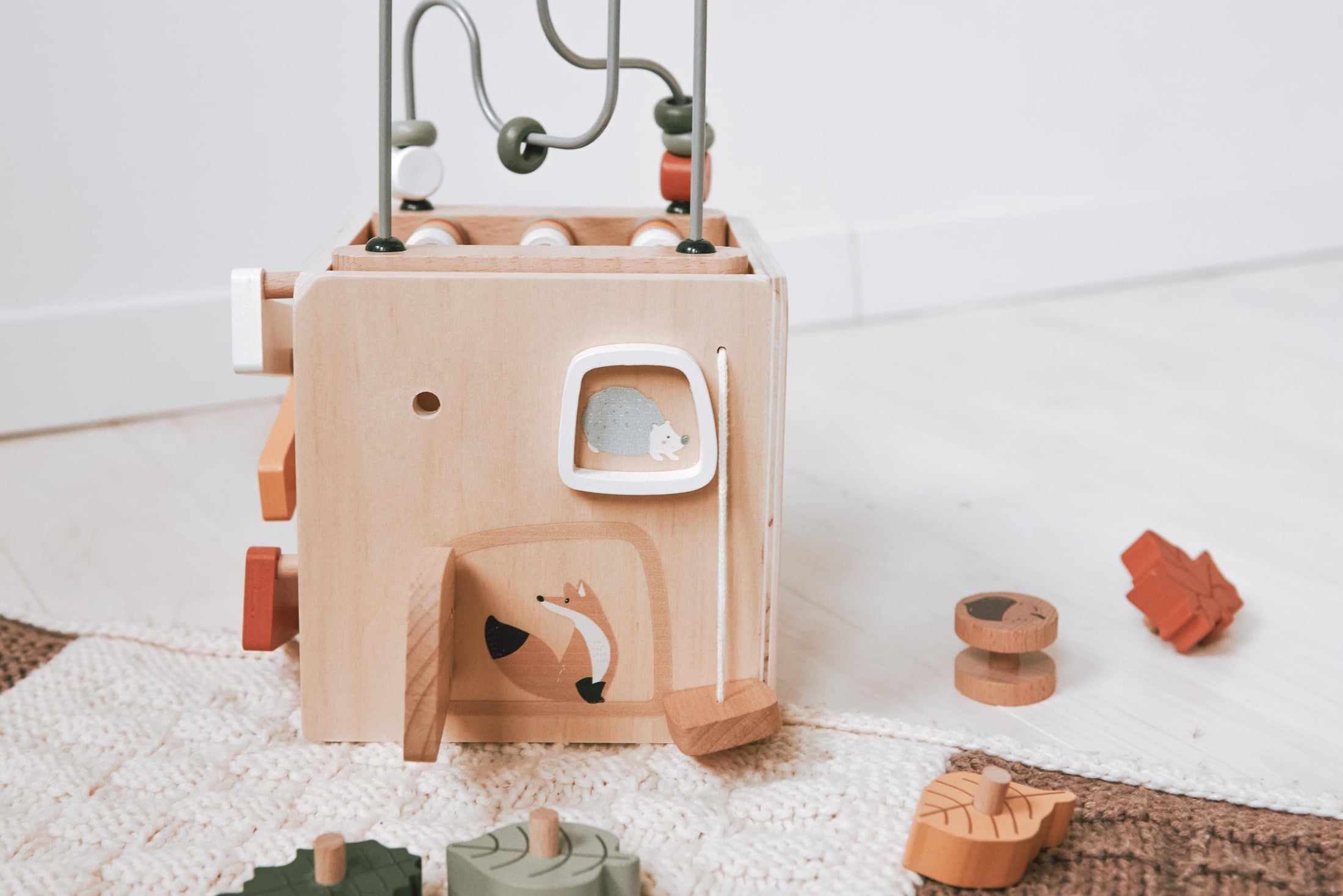 Pädagogisches Holzspielzeug mit multifunktionalen Elementen, abgebildet von verschiedenen Perspektiven.