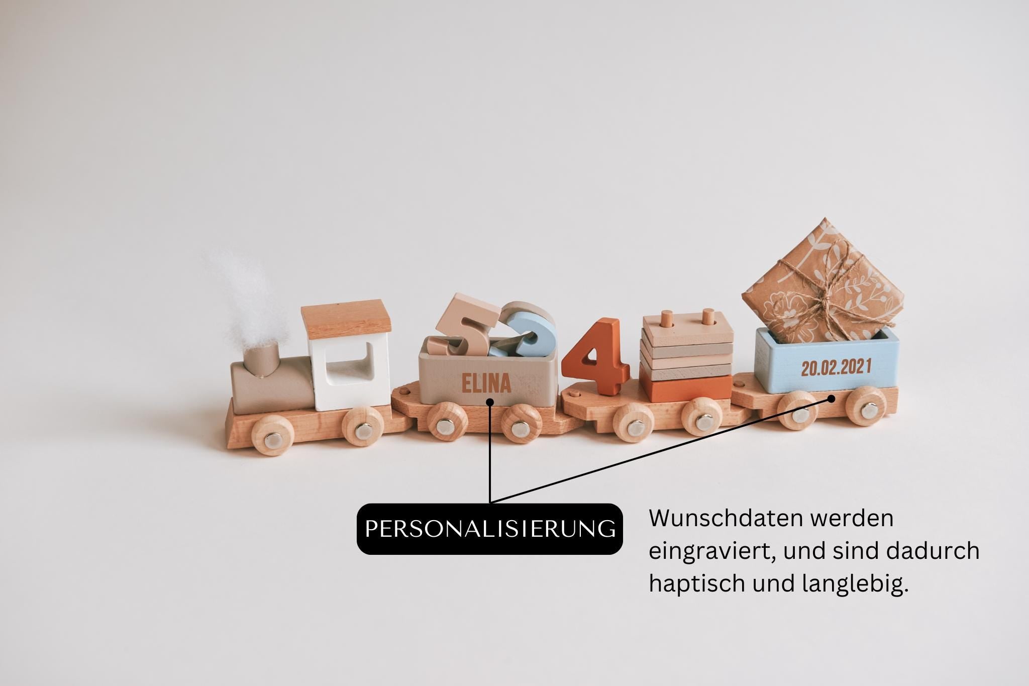 Personalisierte Eisenbahn aus Holz, liebevoll graviert mit den Geburtsdaten des Kindes, ideal als Geschenk zur Taufe oder zum Geburtstag.