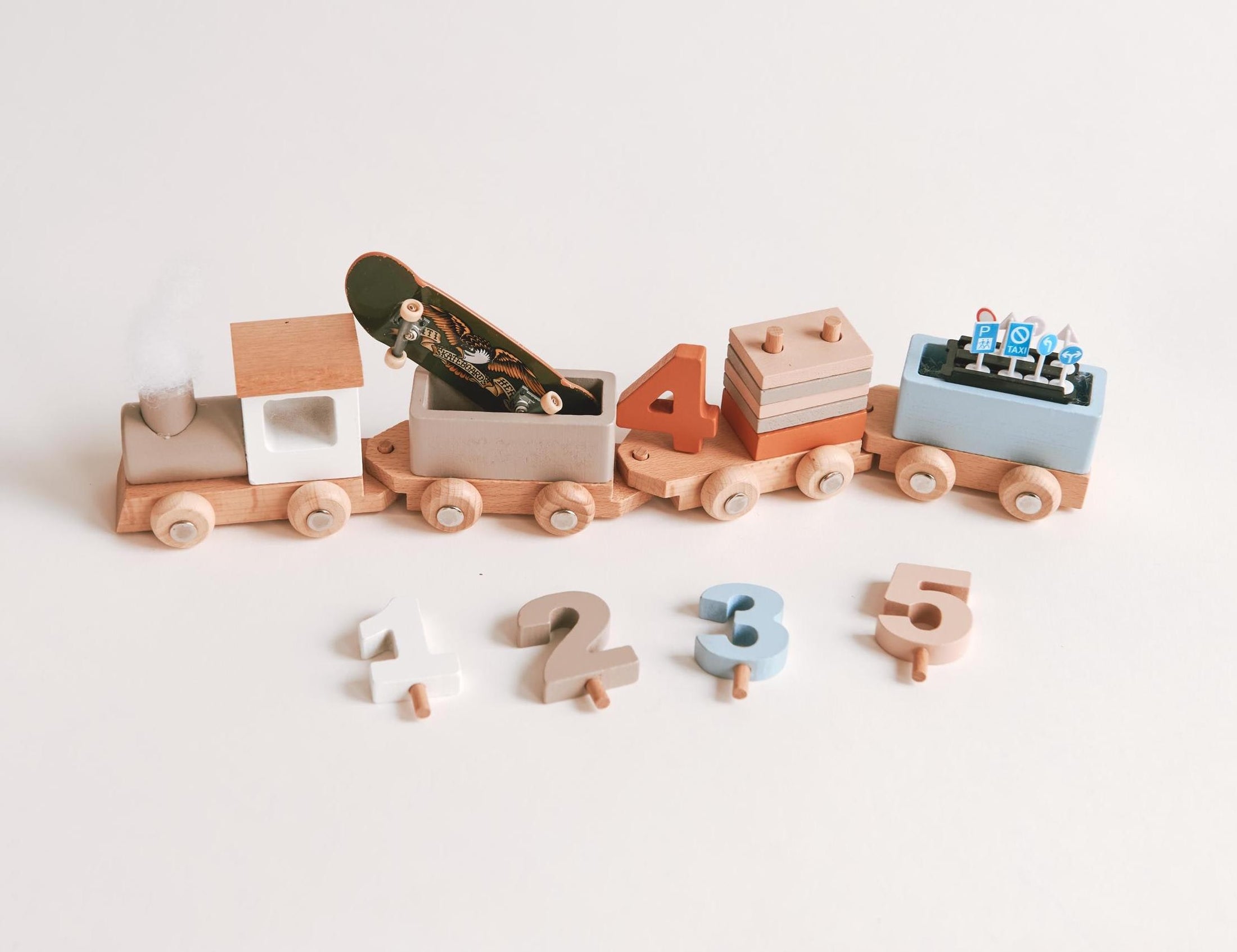 Nahaufnahme der Holz-Eisenbahn mit Spielzeugen des kindes beladen, sicher für kleine Kinderhände, schadstoffgeprüft.
