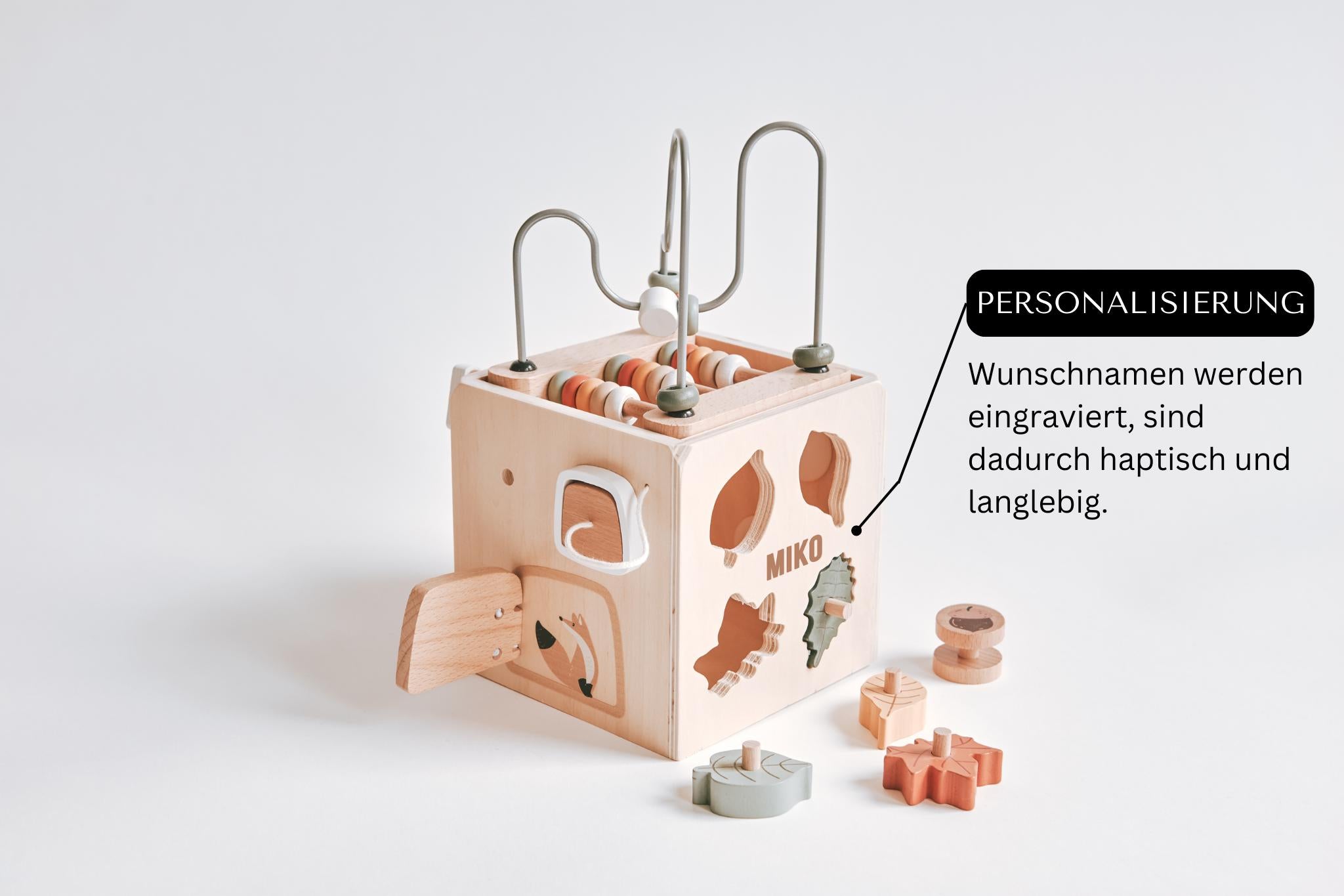 Motorikwürfel in Pasteltönen, schadstoffgeprüft und aus nachhaltigem Holz, ideal zur Förderung der Feinmotorik. Personalisierung an der Seite wird gravier.