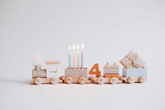 Holz-Eisenbahn mit Bauklötzen, Blau und Naturfarben, perfekt für Kinder ab 12 Monaten. Zeigt Schiebelokomotive und Waggons mit Zahlen von 1-5.