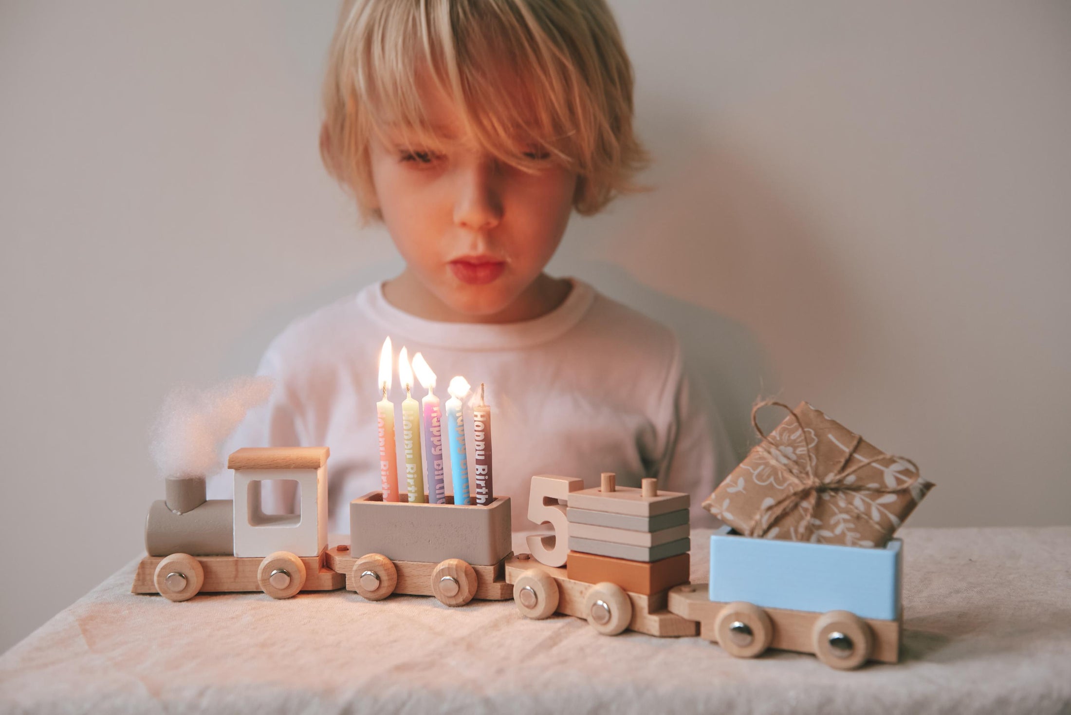 Lokomotive aus Holz mit Waggons, farbenfroh und kindgerecht, hilft Kindern, Sozialkompetenzen und Fantasie zu entwickeln.