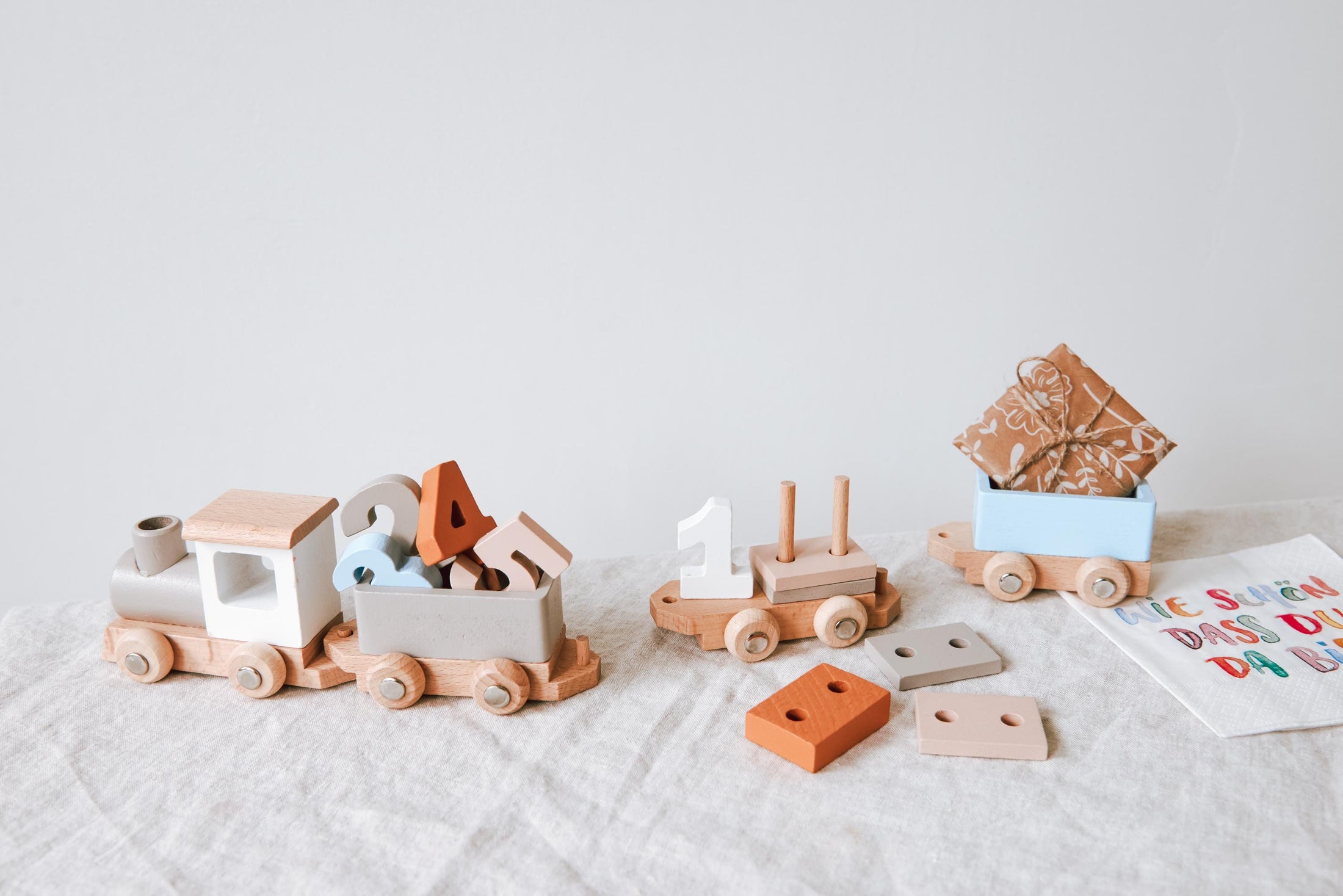 Lokomotive mit Waggons aus Holz, kinderfreundliche Farben auf Wasserbasis, ideal zur Förderung der Kreativität.