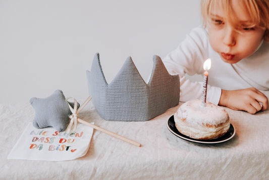 Geburtstagskrone - Stoffkrone zum Geburtstag in 4 Farben mit Zauberstab zum wiederverwendbar und frei gestaltbar by Woodlandkid - - Party Hats & Crowns