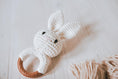 Bild in Galerie-Betrachter laden, Greifring mit Personalisierung - Geschenk zur Geburt für Jungen und Mädchen, Beißen und Greifen personalisiertes Taufgeschenk by Woodlandkid - Baby - Rattles
