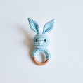 Bild in Galerie-Betrachter laden, Greifring mit Personalisierung - Geschenk zur Geburt für Jungen und Mädchen, Beißen und Greifen personalisiertes Taufgeschenk by Woodlandkid - Baby - Rattles
