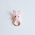 Bild in Galerie-Betrachter laden, Greifring mit Personalisierung - Geschenk zur Geburt für Jungen und Mädchen, Beißen und Greifen personalisiertes Taufgeschenk by Woodlandkid - Baby - Rattles
