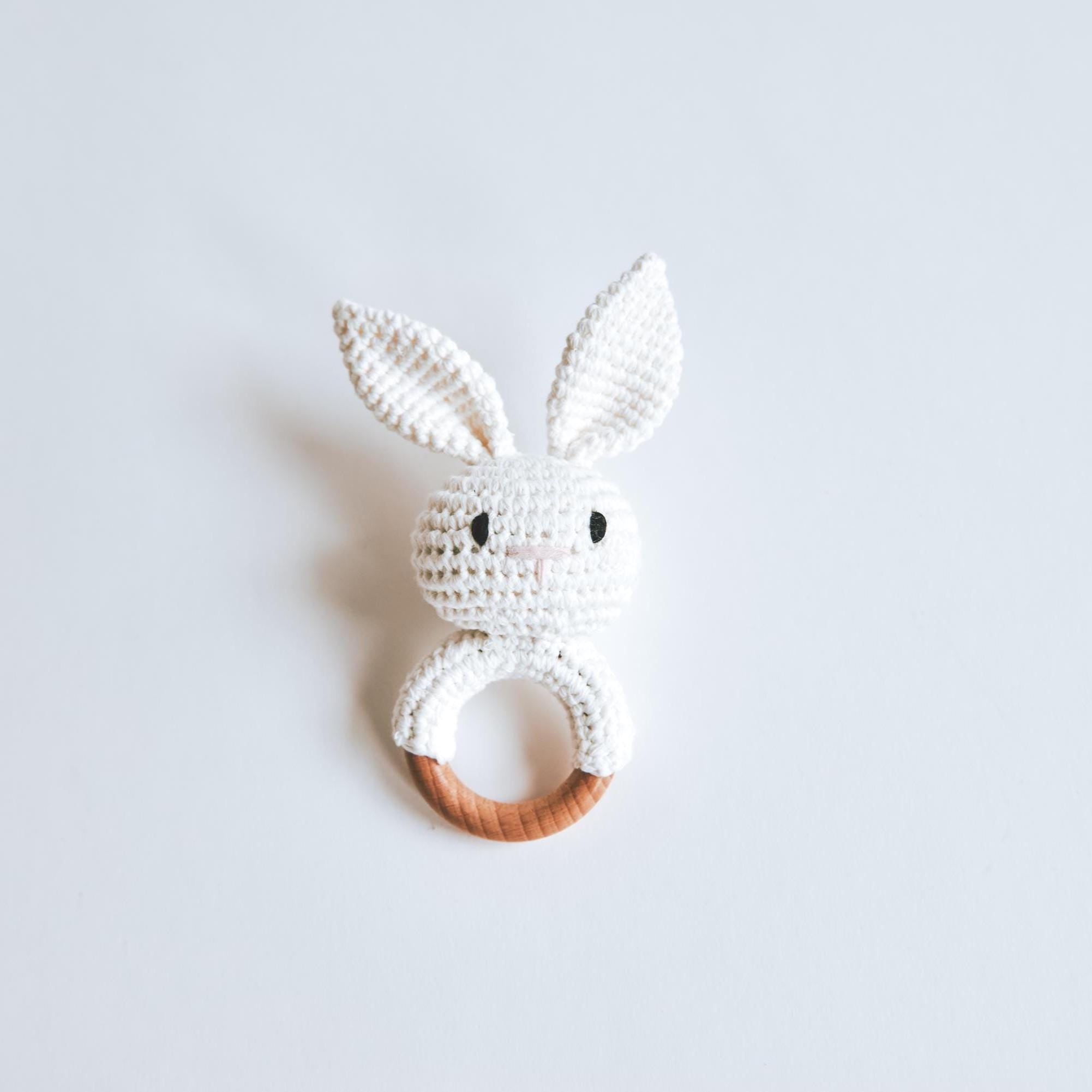 Greifring mit Personalisierung - Geschenk zur Geburt für Jungen und Mädchen, Beißen und Greifen personalisiertes Taufgeschenk by Woodlandkid - Baby - Rattles