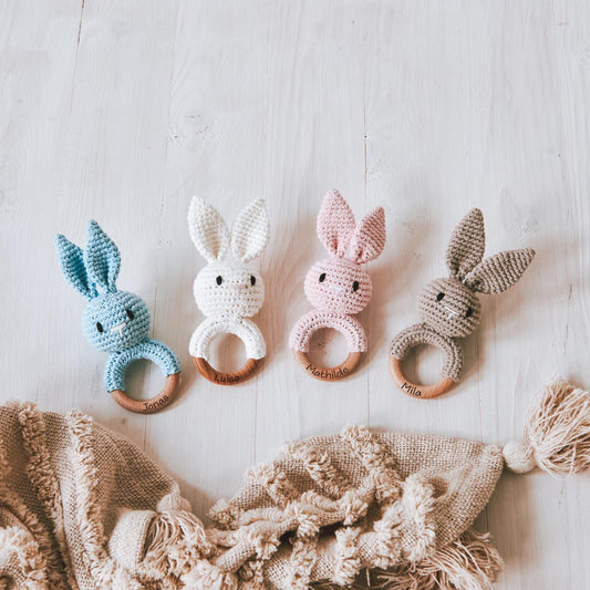 Greifring mit Personalisierung - Geschenk zur Geburt für Jungen und Mädchen, Beißen und Greifen personalisiertes Taufgeschenk by Woodlandkid - Baby - Rattles