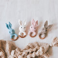 Bild in Galerie-Betrachter laden, Greifring mit Personalisierung - Geschenk zur Geburt für Jungen und Mädchen, Beißen und Greifen personalisiertes Taufgeschenk by Woodlandkid - Baby - Rattles
