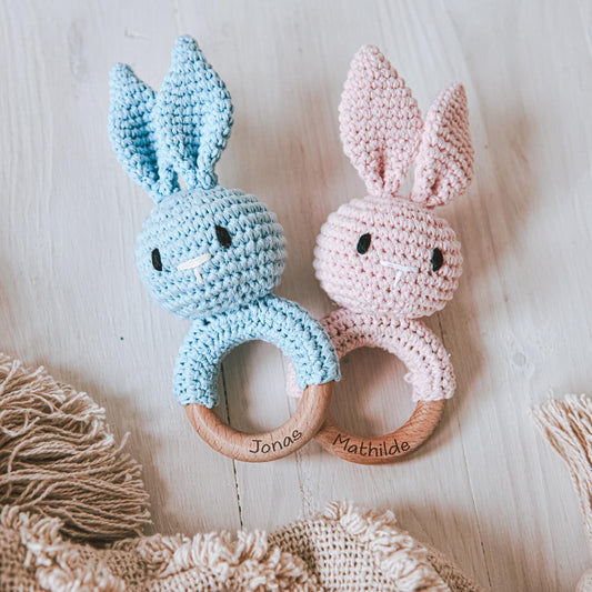 Greifring mit Personalisierung - Geschenk zur Geburt für Jungen und Mädchen, Beißen und Greifen personalisiertes Taufgeschenk by Woodlandkid - Baby - Rattles