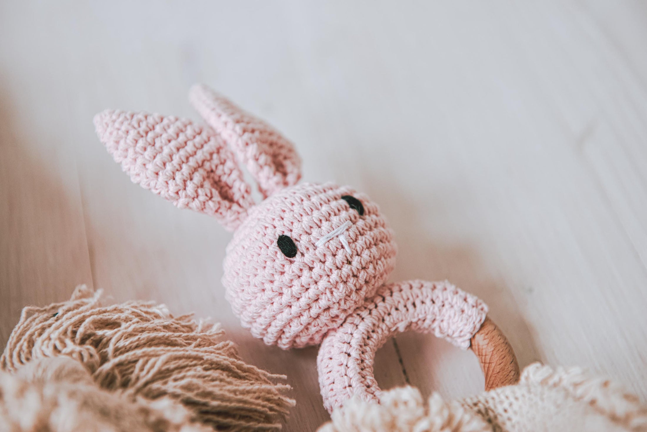 Greifring mit Personalisierung - Geschenk zur Geburt für Jungen und Mädchen, Beißen und Greifen personalisiertes Taufgeschenk by Woodlandkid - Baby - Rattles