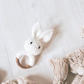 Bild in Galerie-Betrachter laden, Greifring mit Personalisierung - Geschenk zur Geburt für Jungen und Mädchen, Beißen und Greifen personalisiertes Taufgeschenk by Woodlandkid - Baby - Rattles
