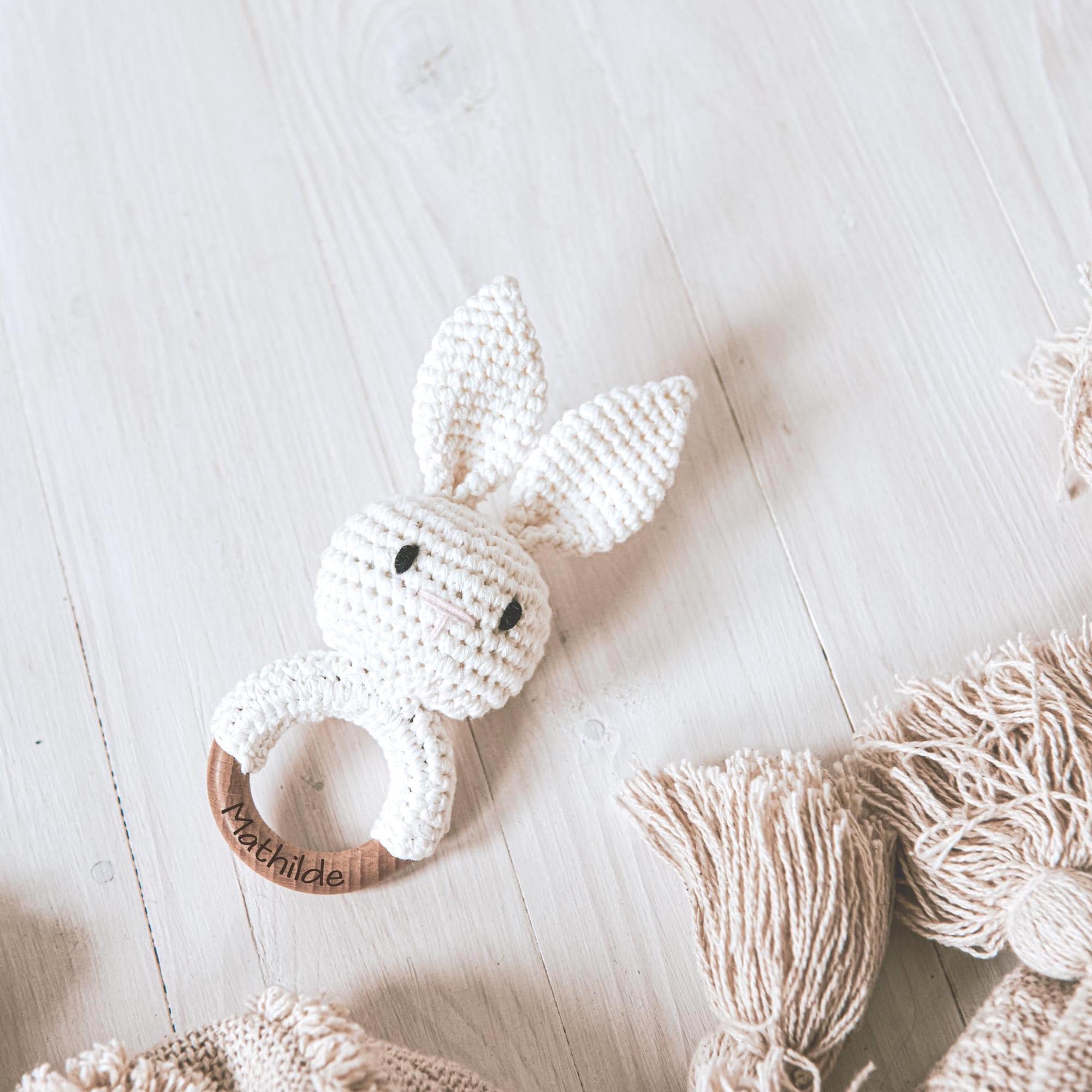 Greifring mit Personalisierung - Geschenk zur Geburt für Jungen und Mädchen, Beißen und Greifen personalisiertes Taufgeschenk by Woodlandkid - Baby - Rattles