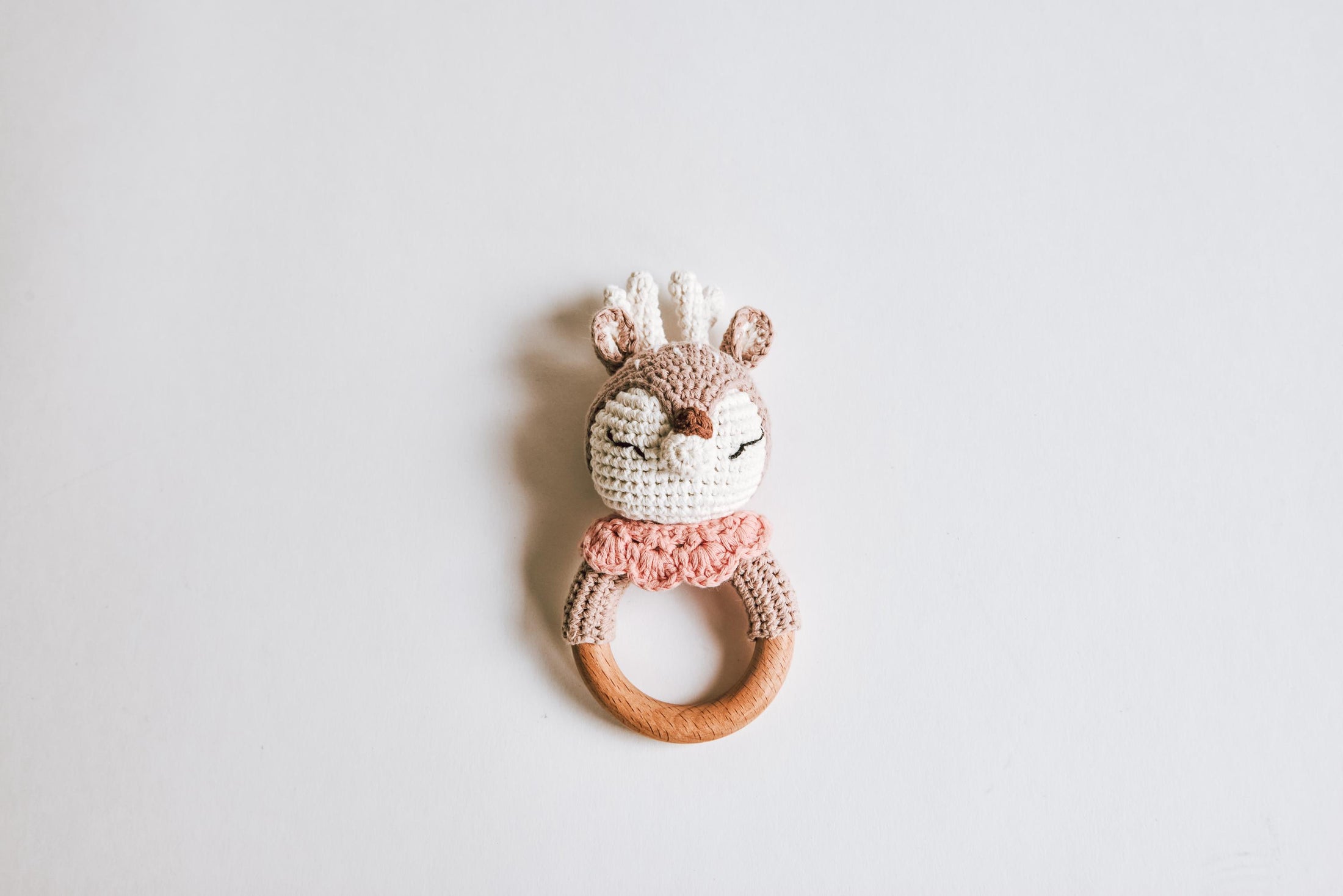 Greifring Reh mit Namen - Geschenk zur Geburt für Jungen und Mädchen, Beißen und Greifen personalisiertes Taufgeschenk by Woodlandkid - Baby - Rattles