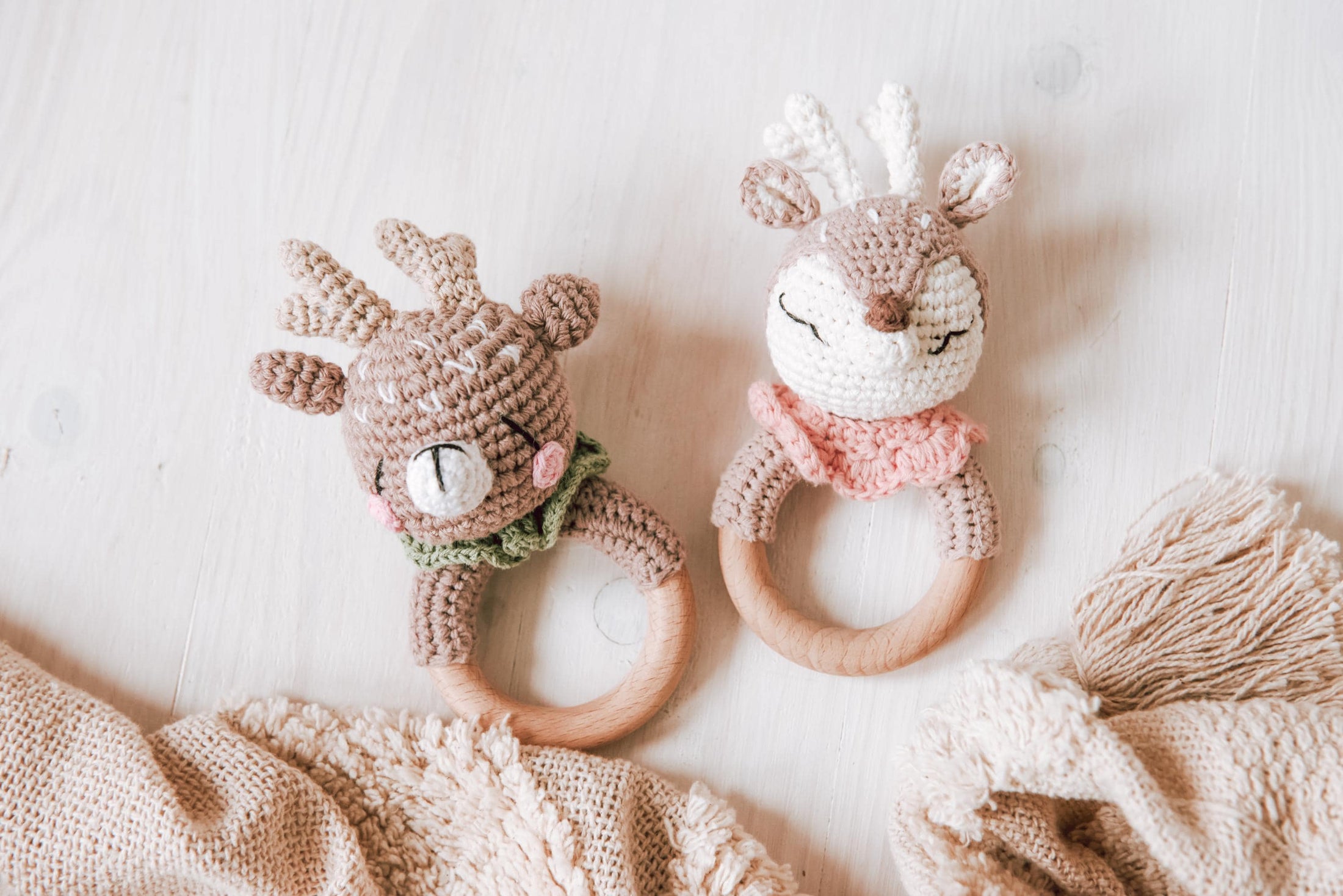 Greifring Reh mit Namen - Geschenk zur Geburt für Jungen und Mädchen, Beißen und Greifen personalisiertes Taufgeschenk by Woodlandkid - Baby - Rattles