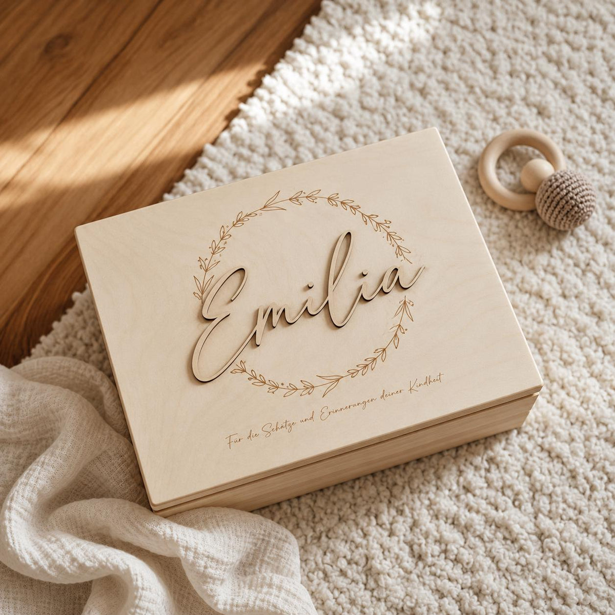 Erinnerungskiste Holz personalisiert mit Namen | Erinnerungsbox Baby mit Blätterkranz | Holzkiste mit Deckel | Geschenk Geburt Taufe by Woodlandkid - Erinnerungskisten - Boxes & Bins