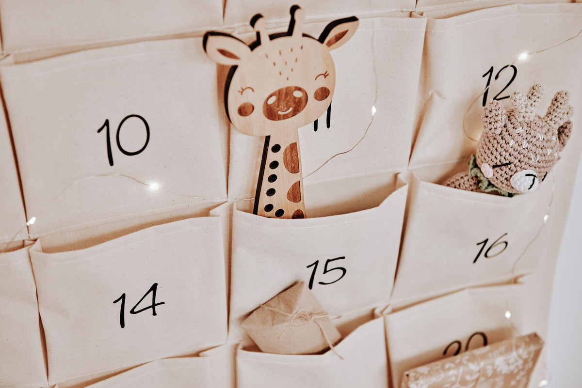 Adventskalender Kinder zum Befüllen, personalisiert mit Namen | Stoff Weihnachtskalender Baumwolle 90x60 cm | Geschenk Geschwister by Woodlandkid - Christmas - Advent Calendars