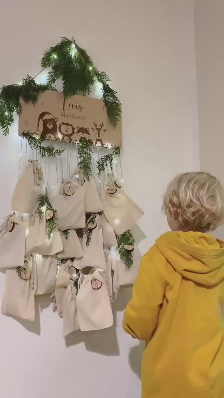 Adventskalender mit weihnachtlichem Eisbär, personalisierbar, nachhaltiger Adventskalender aus Holz für Kinder zum selbst füllen