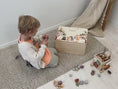 Video in Galerie-Betrachter laden und wiedergeben, Erinnerungskiste Holz personalisiert mit Namen | Erinnerungsbox Baby mit Blätterkranz
