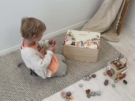 Erinnerungskiste Holz personalisiert mit Namen | Erinnerungsbox Baby mit Blätterkranz