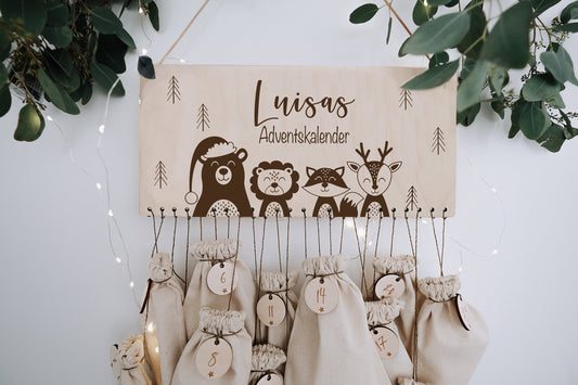 Adventskalender mit Waldtieren mit eigener personalisierung und weihnachtlichem Tiermotiven, 24 mit geschenken befüllte jutebeutel