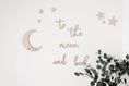 Load image into Gallery viewer, Wandspruch "To the moon and back" aus Holz | Set Mond und Sterne | 3D Wandtattoo | Wanddeko Kinderzimmer
