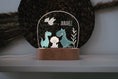 Load image into Gallery viewer, Nachtlicht "Dino Freunde" personalisiert aus Acryl, Holzfuß Gravur, Kinderzimmer, Persönliches Geschenk zur Geburt, Taufe
