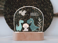 Load image into Gallery viewer, Nachtlicht "Dino Freunde" personalisiert aus Acryl, Holzfuß Gravur, Kinderzimmer, Persönliches Geschenk zur Geburt, Taufe
