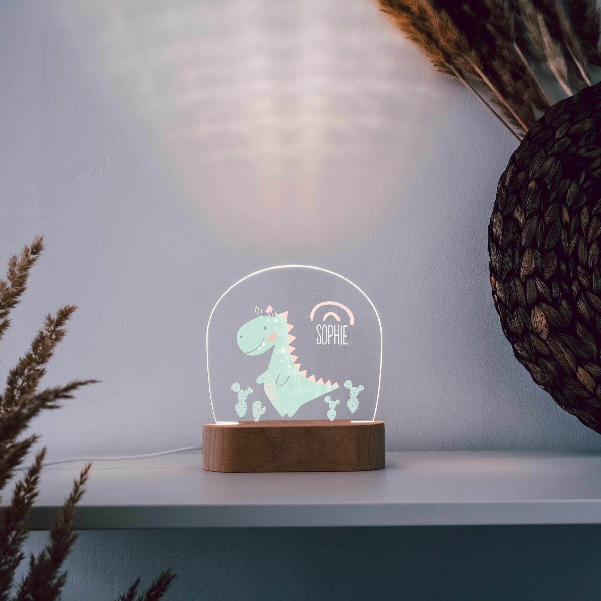 Nachtlicht aus Acryl "bunter Dino", Holzfuß graviert, Geschenk zur Geburt , Personalisierte Erinnerungsstücke, Geschenke für Kinder, LED