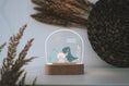 Load image into Gallery viewer, Nachtlicht "Dino Freunde" personalisiert aus Acryl, Holzfuß Gravur, Kinderzimmer, Persönliches Geschenk zur Geburt, Taufe
