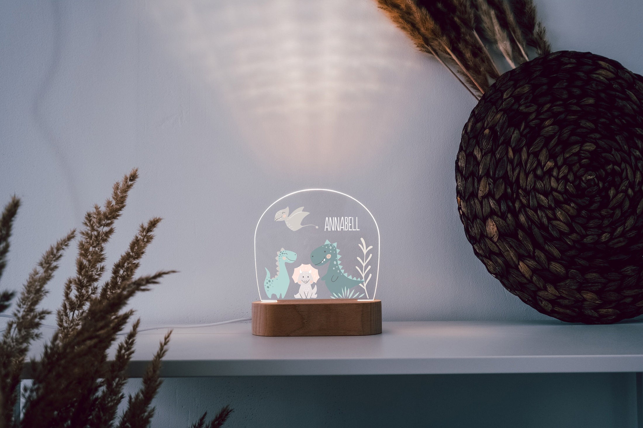 Nachtlicht "Dino Freunde" personalisiert aus Acryl, Holzfuß Gravur, Kinderzimmer, Persönliches Geschenk zur Geburt, Taufe