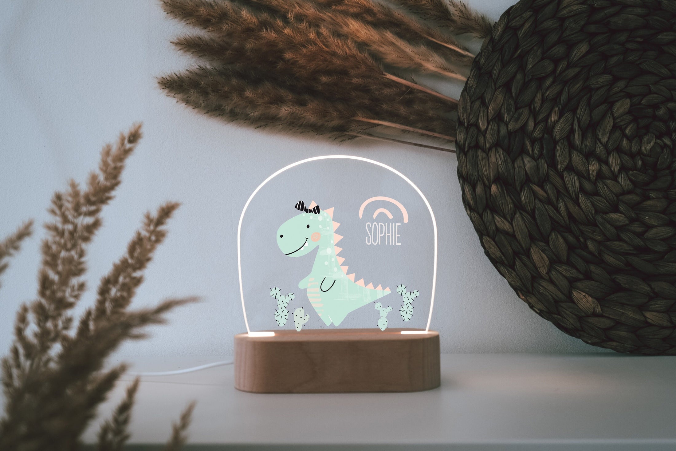 Nachtlicht aus Acryl "bunter Dino", Holzfuß graviert, Geschenk zur Geburt , Personalisierte Erinnerungsstücke, Geschenke für Kinder, LED