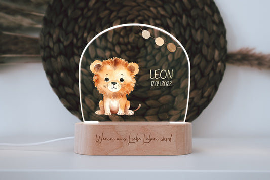 Nachtlicht "Löwe" personalisiert aus Acryl, Holzfuß mit zusätzlicher Gravur, die Geschenkidee zur Geburt, Taufe oder fürs Kinderzimmer