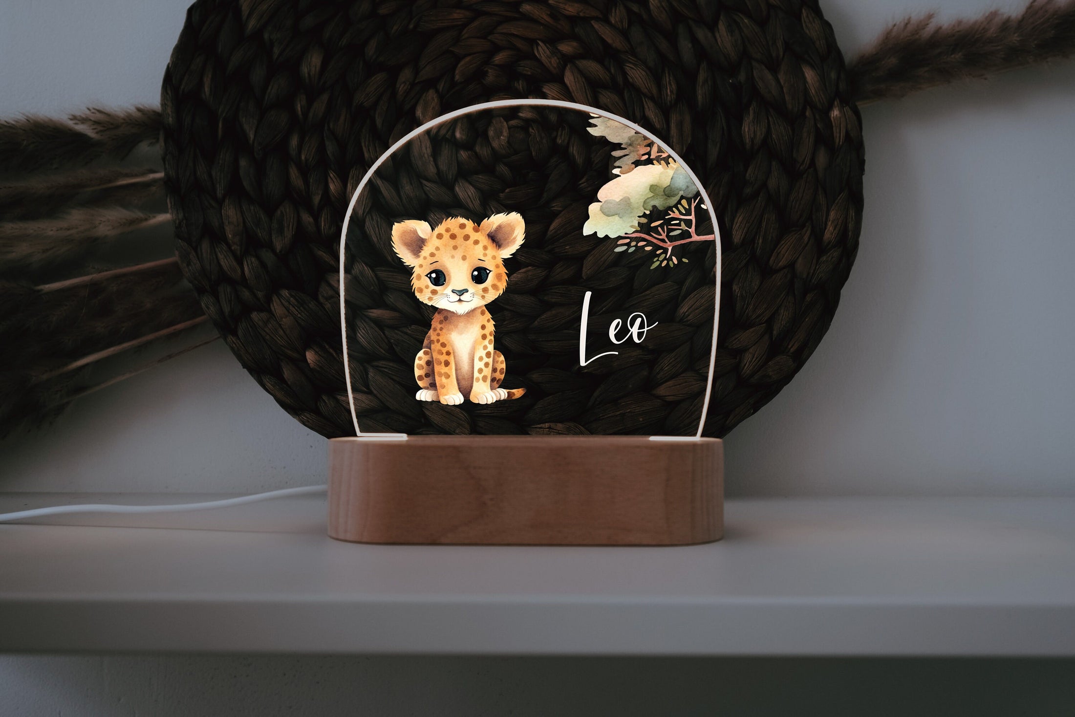 Nachtlicht "Leopard" personalisiert aus Acryl, Holzfuß Gravur, Babygeschenk Geburt, Kinderzimmer, Persönliches Geburtstagsgeschenk, Taufe