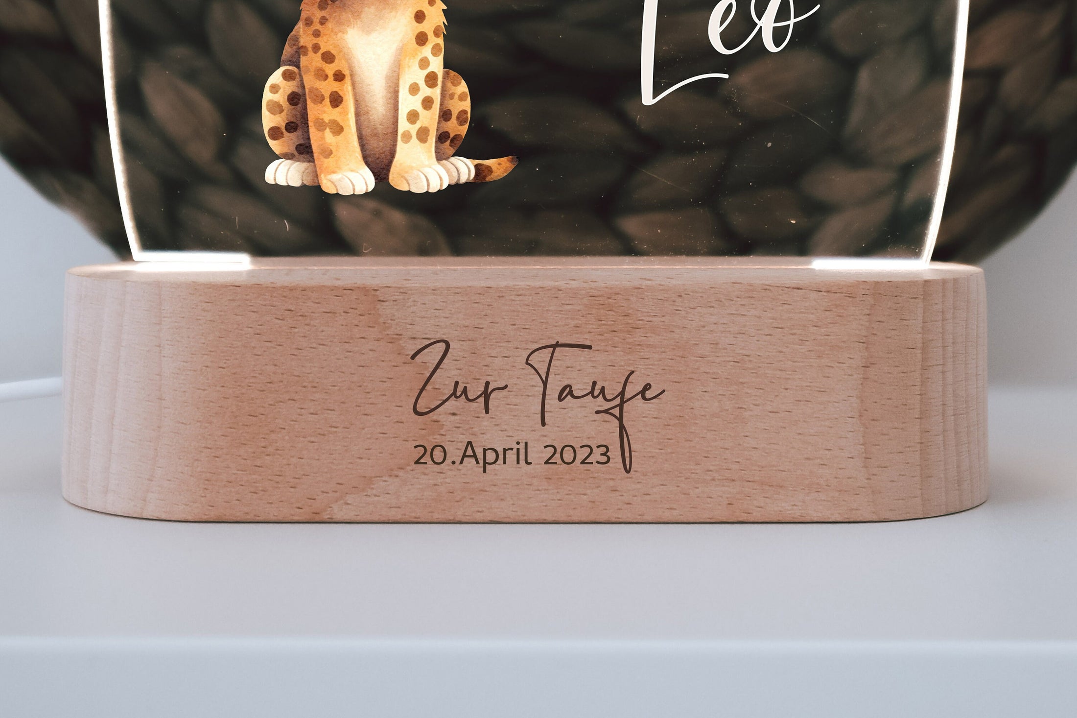 Nachtlicht "Leopard" personalisiert aus Acryl, Holzfuß Gravur, Babygeschenk Geburt, Kinderzimmer, Persönliches Geburtstagsgeschenk, Taufe