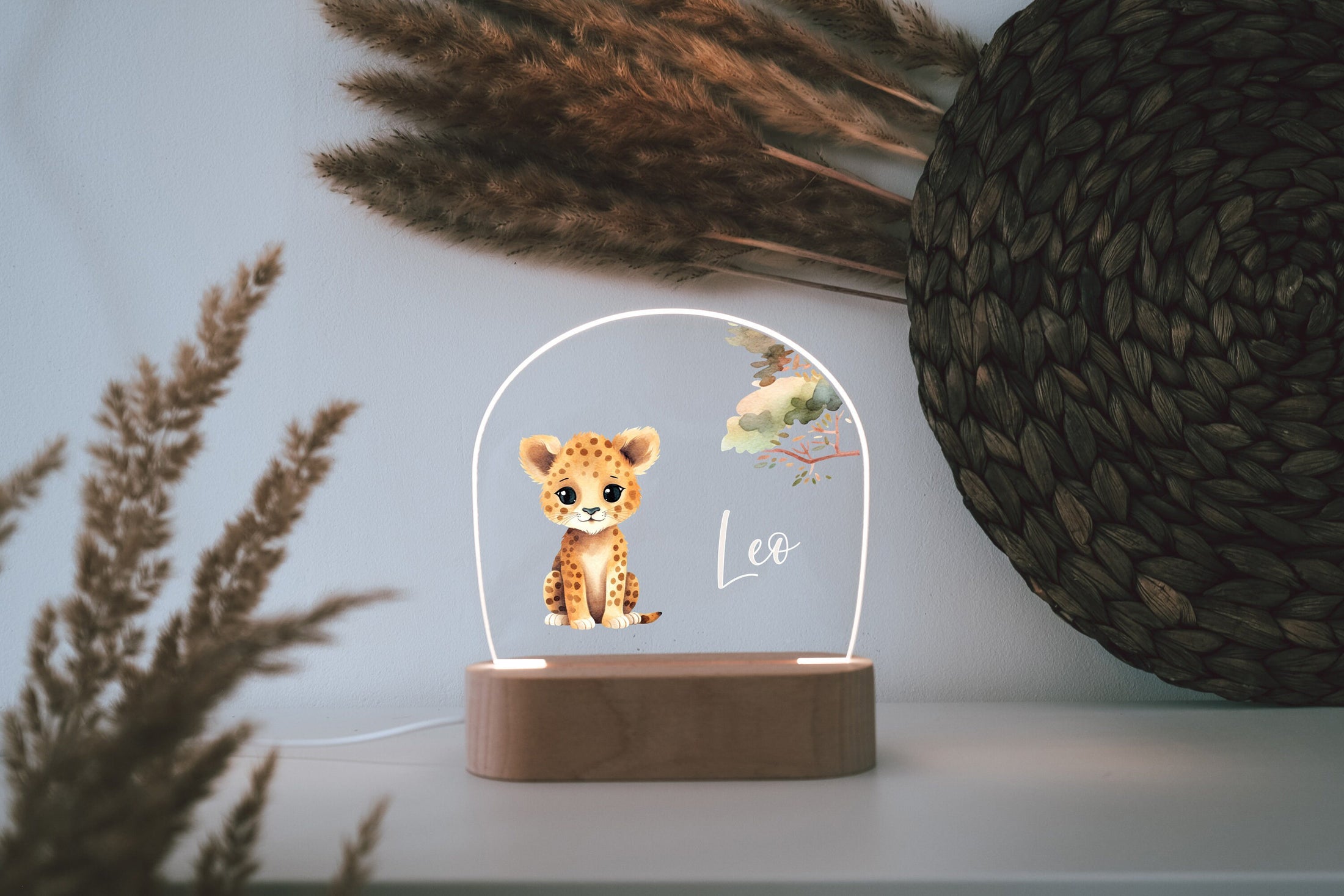 Nachtlicht "Leopard" personalisiert aus Acryl, Holzfuß Gravur, Babygeschenk Geburt, Kinderzimmer, Persönliches Geburtstagsgeschenk, Taufe