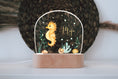 Load image into Gallery viewer, Nachtlicht "Seepferd" personalisiert aus Acryl, Holzfuß Gravur, Babygeschenk Geburt, Kinderzimmer, Persönliches Geburtstagsgeschenk, Taufe
