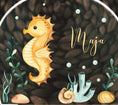 Load image into Gallery viewer, Nachtlicht "Seepferd" personalisiert aus Acryl, Holzfuß Gravur, Babygeschenk Geburt, Kinderzimmer, Persönliches Geburtstagsgeschenk, Taufe

