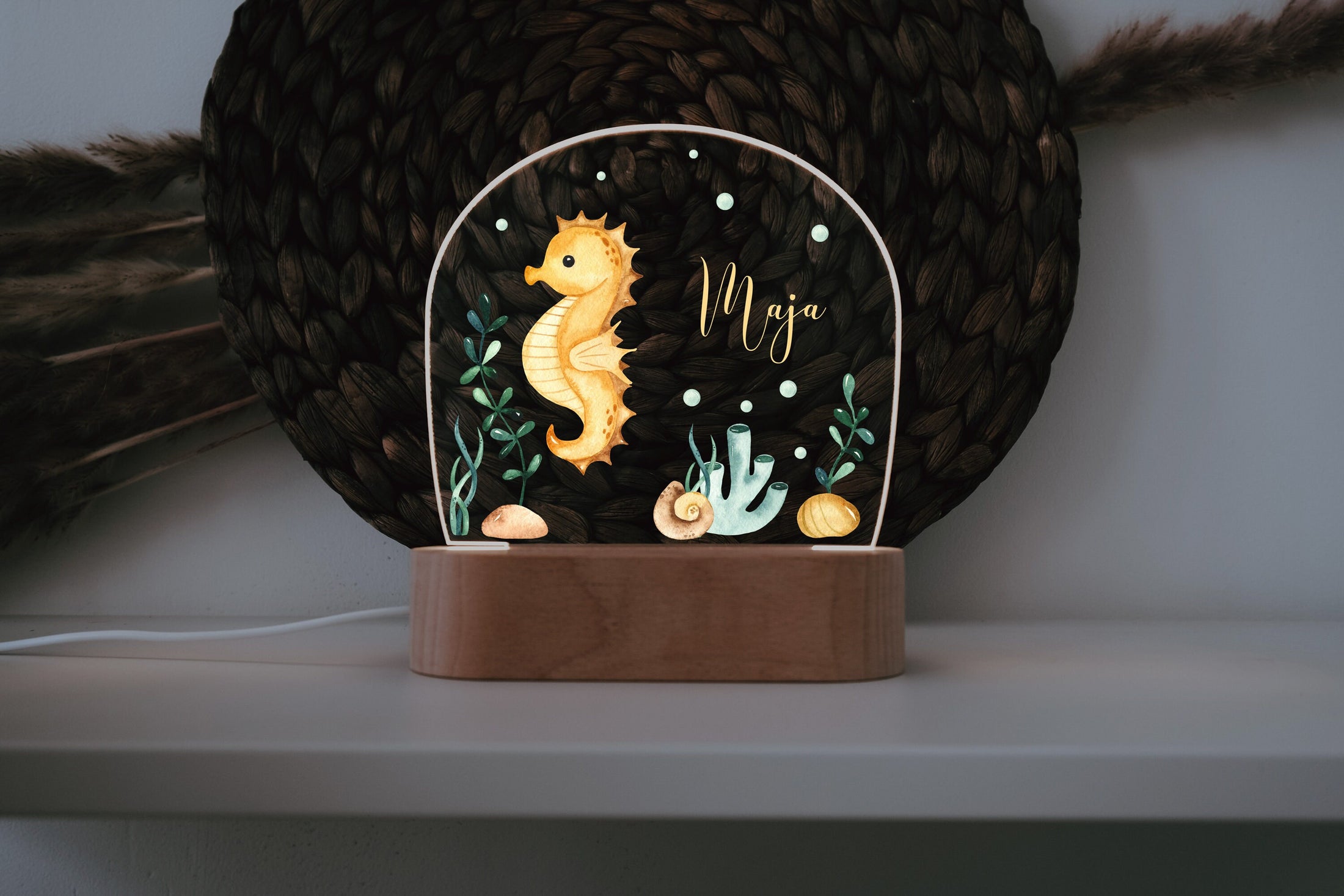 Nachtlicht "Seepferd" personalisiert aus Acryl, Holzfuß Gravur, Babygeschenk Geburt, Kinderzimmer, Persönliches Geburtstagsgeschenk, Taufe