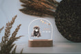 Load image into Gallery viewer, Nachtlicht "Gorilla" personalisiert aus Acryl, Holzfuß Gravur, Geschenk Geburt, Kinderzimmer, Persönliches Geburtstagsgeschenk, Taufe
