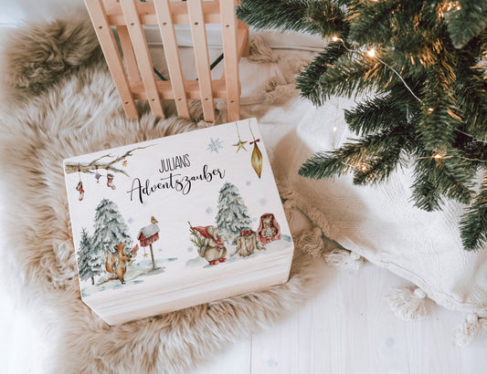 Weihnachtskiste mit bunten winterlichen Figuren als Adventskalender für Kinder oder Wunschkiste unter dem Baum