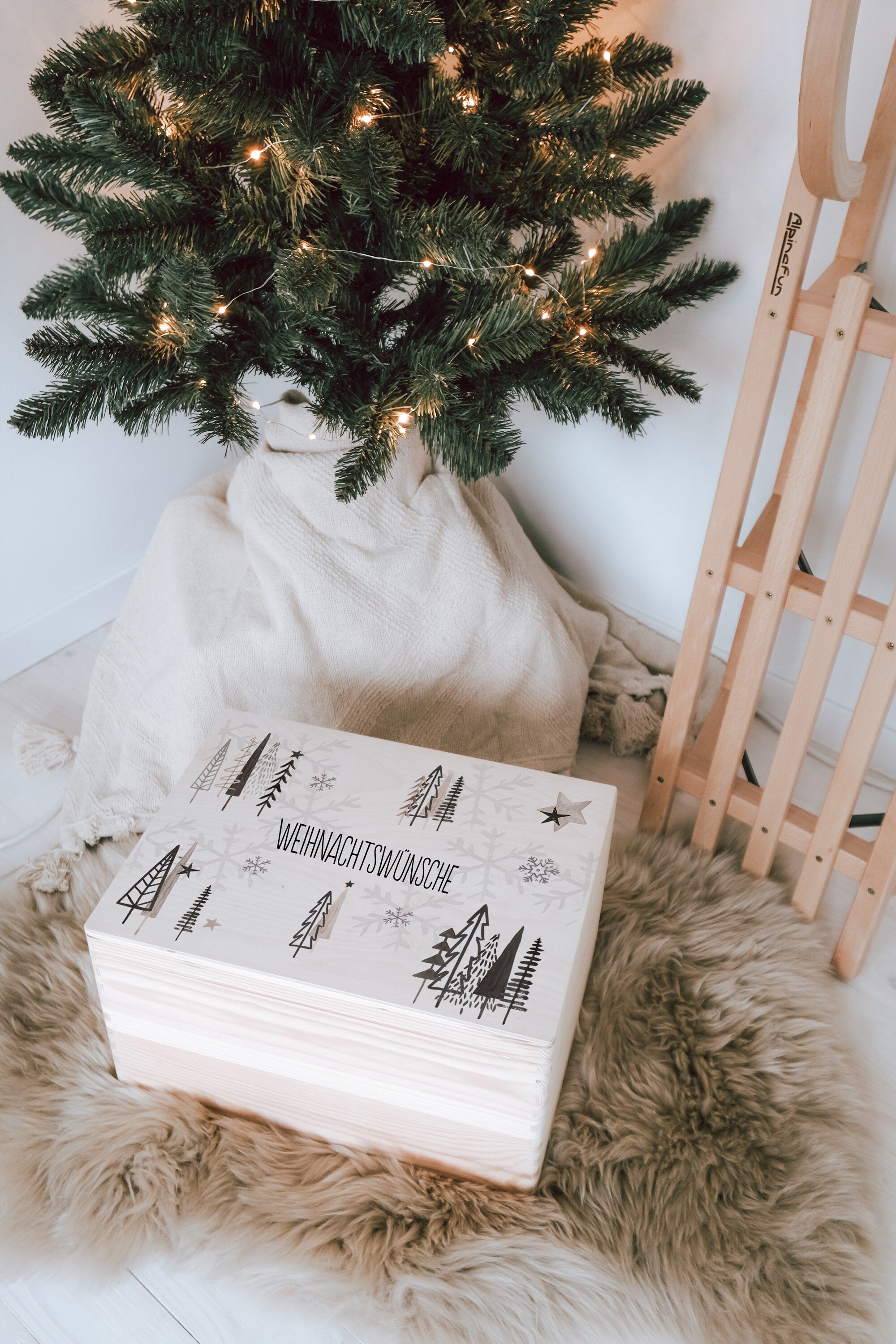 personalisierte Kiste für Adventskalender mit dem Namen des Kindes oder der Familie Adventszauber mit winterlichen Tannenbäumen unter dem Weihnachtsbaum neben einem Schlitten