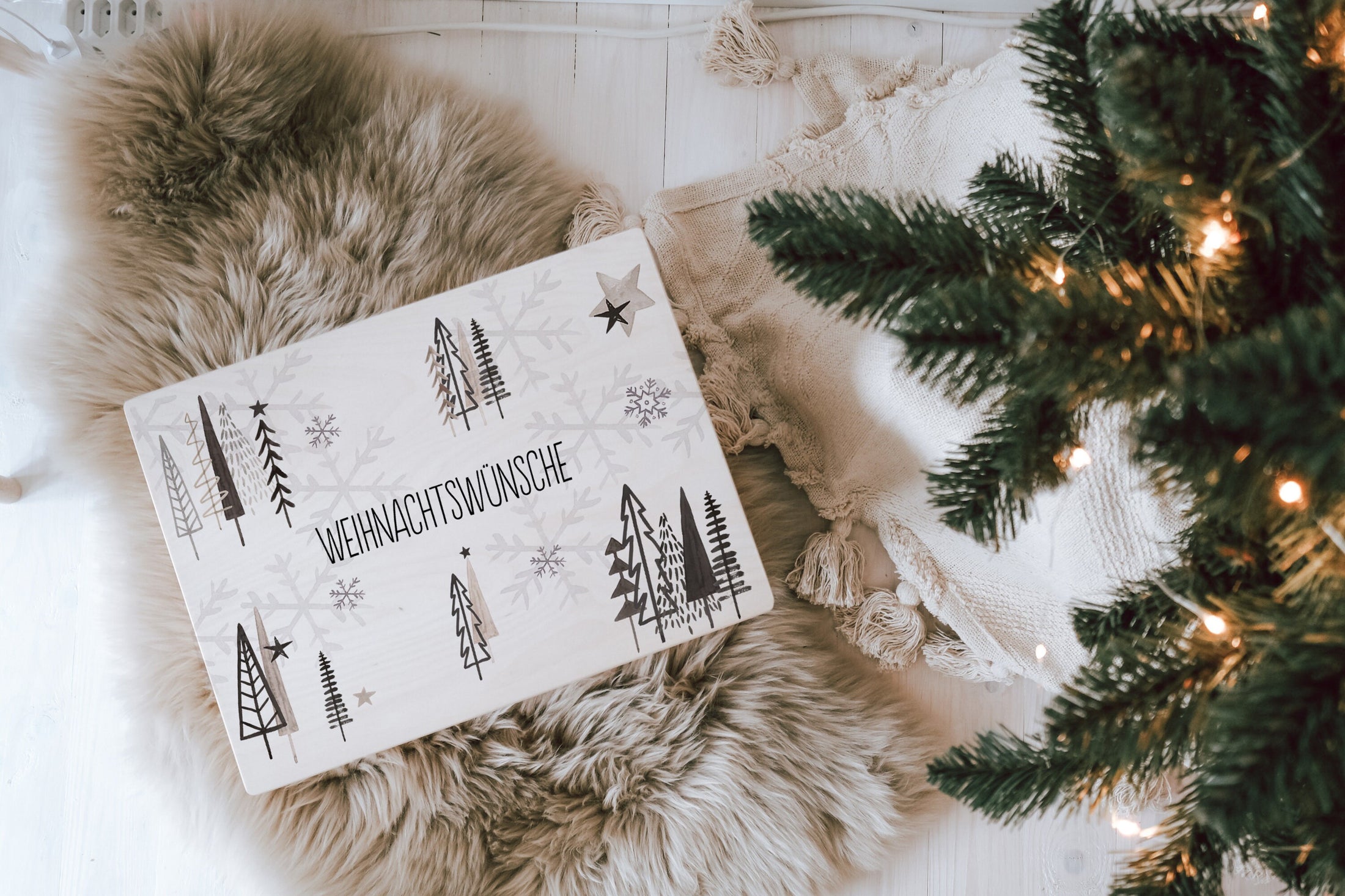 personalisierte Kiste für Adventskalender mit dem Namen des Kindes oder der Familie Adventszauber mit winterlichen Tannenbäumen unter dem Weihnachtsbaum