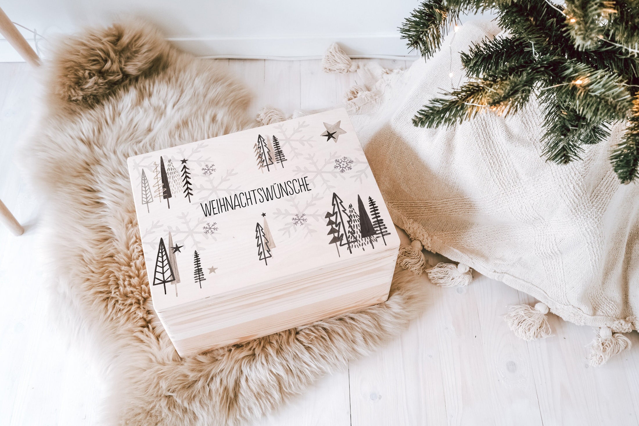 personalisierte Kiste für Adventskalender mit dem Namen des Kindes oder der Familie Adventszauber mit winterlichen Tannenbäumen unter dem Weihnachtsbaum