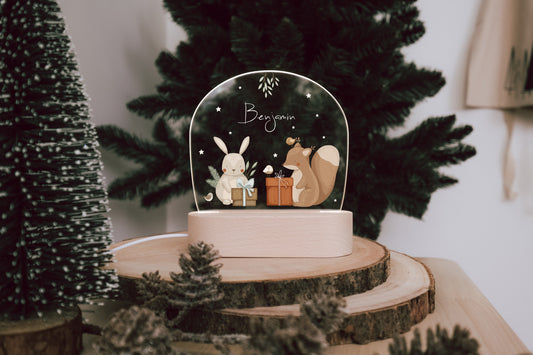 naturbelassener LED Sockel aus Holz mit Acrylglas mit weihnachtlichem buntem Tiermotiv Hase und Eichhörnchen mit geschneken personalisierbar