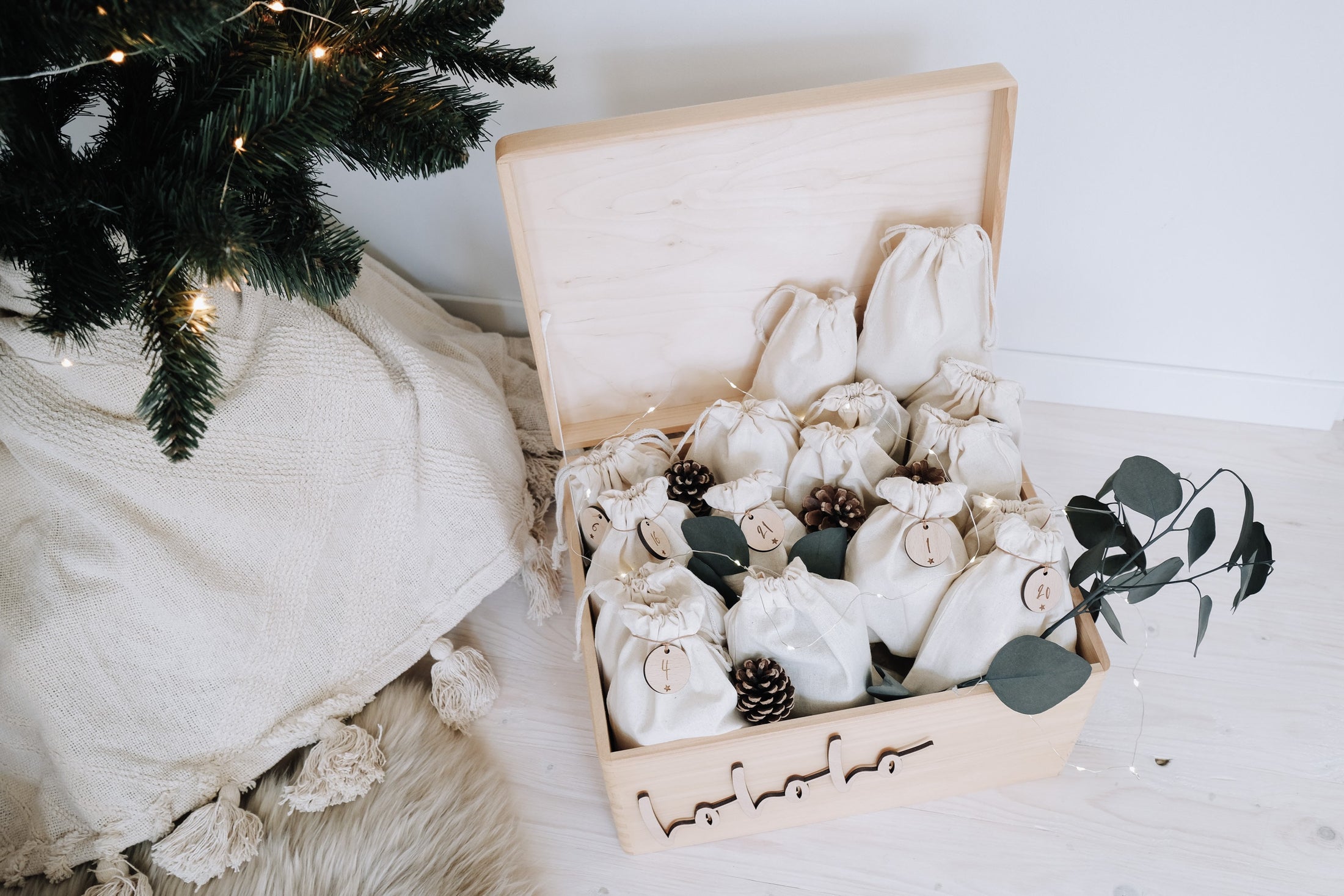 Baumwollsäckchen in der Holzkiste für Adventskalender bunt personalisiert